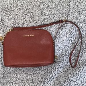 Slightly worn Michael KORS cross body bag !!